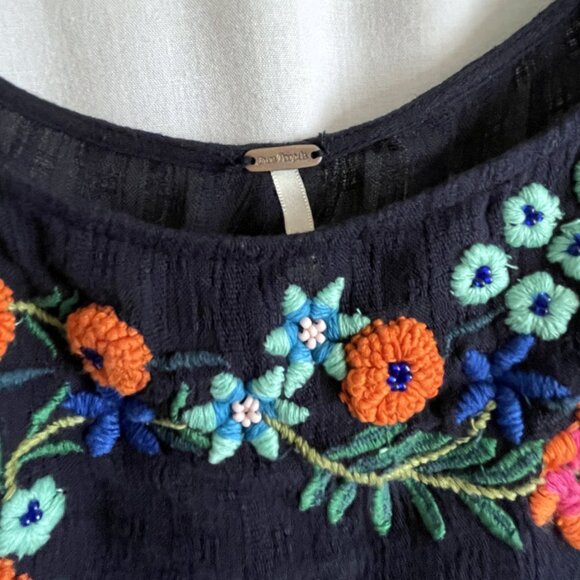 Women's blouse with wide sleeves, and embroidered flowers with beads. Size XS /M - Picture 6 of 7